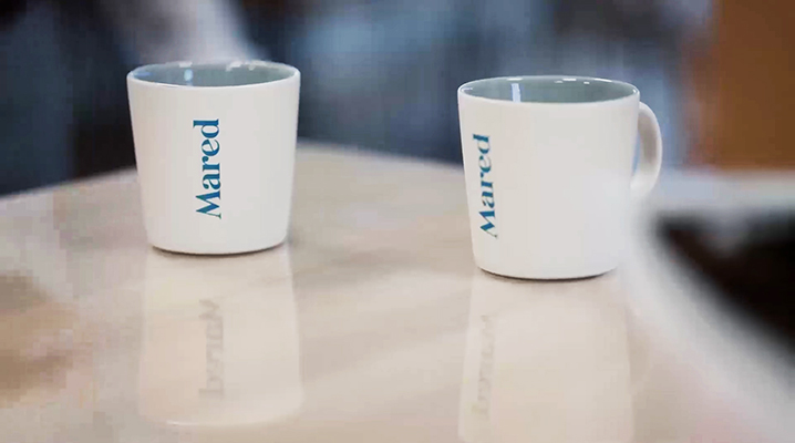 Kaffemuggar med Mared-logotyp.