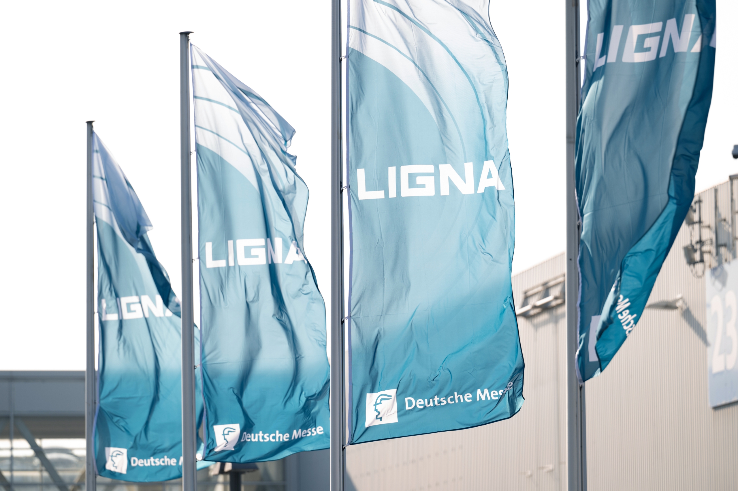 Flaggor utanför Ligna-mässan i Hannover